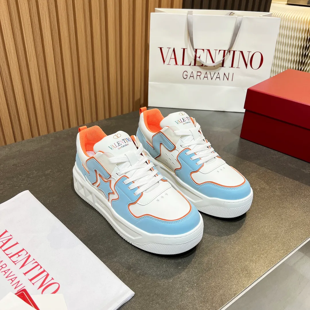 👟👟Ex-factory price 660👟👟 𝑽𝒂𝒍𝒆𝒏𝒕𝒊𝒏𝒐Valentino 𝑶𝒏𝒆𝑺𝒕𝒖𝒅 Couple casual sports shoes series Valentino 2024 new couple sports shoes are on sale. The original ZP was purchased and dismantled. Repeated pattern making and modification. I tried my best to restore it one to one! Top luxury masterpiece Signature five-pointed star design Soft and comfortable genuine leather with contrasting colors brings excellent and elegant texture and excellent on-foot comfort Top purchasing version upper: imported calfskin surface/original oil edge craftsmanship Outsole: original development 𝐓𝐏𝐔 two-color combination outsole Packaging: original configuration complete package Code number: 34-𝟒𝟓